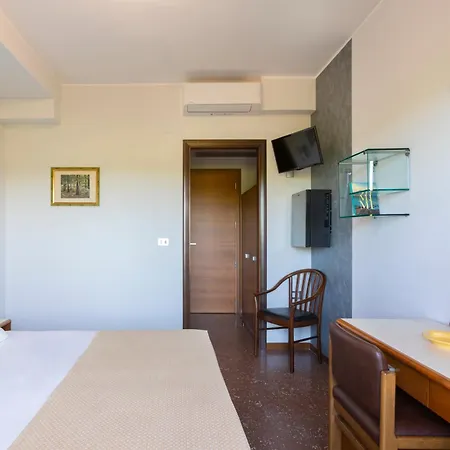 Astoria Hotel 3*