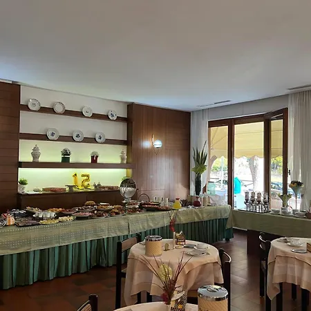 Astoria Hotel 3*